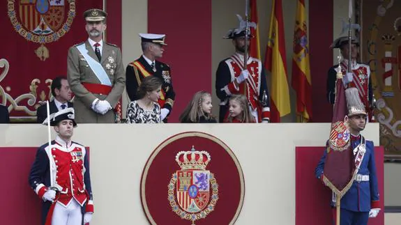 Los Reyes y sus hijas, la princesa Leonor y la infanta Sofía, presiden el desfile del 12 de octubre.