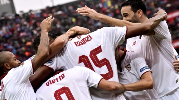 Los futbolistas del Sevilla celebran el gol del partido. 