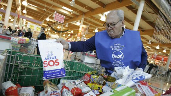 Voluntarios del Banco de Alimentos recogen comida. 