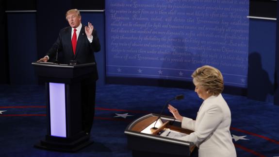Trump y Clinton, durante el tercer debate. 