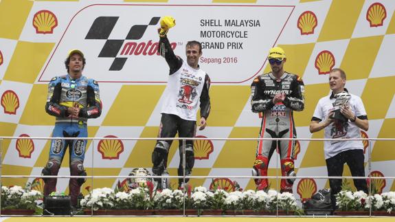 Zarco celebra desde el podium