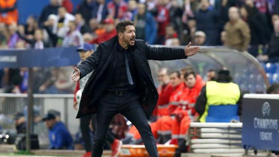 Diego Simeone protesta, tras una acción del partido.