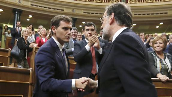 Albert Rivera y Mariano Rajoy se saludan en el Congreso.