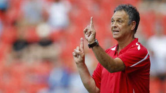 Joaquín Caparrós, en un partido con el Neuchatel Xamax. 