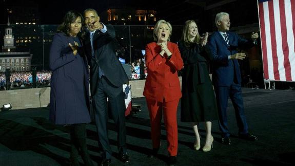 Hillary Clinton estuvo arropada este lunes en Filadelfia por su esposo, su hija y el matrimonio Obama.