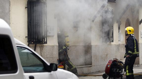 Bomberos trabajan en la extinción de un incendio