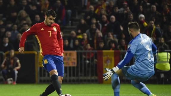 Morata no supera la salida del portero macedonio. 