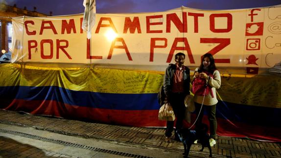 Miles de personas celebran el nuevo acuerdo de paz.