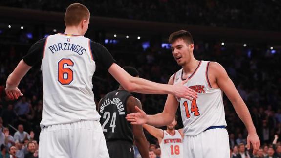 Willy Hernangómez (14) saluda a su amigo Porzingis. 