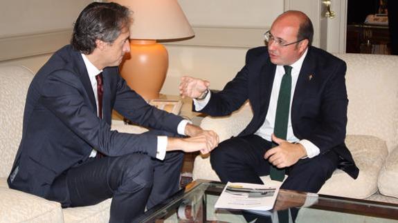 El ministro Íñigo de la Serna y Pedro Antonio Sánchez, presidente de la región, durante su reunión.