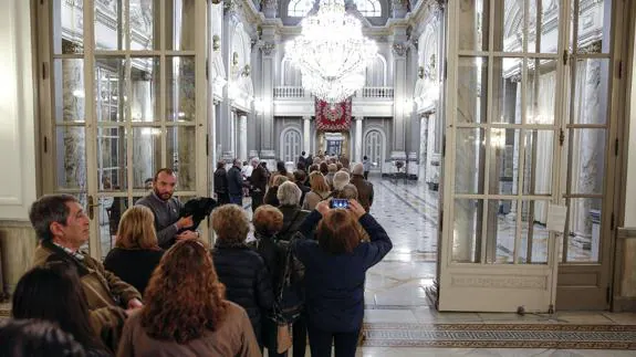 Largas colas para entrar en el Salón de Cristal del Ayuntamiento de Valencia para firmar en los libros de condolencias de Barberá.