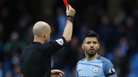 Agüero, tras ver la roja. 