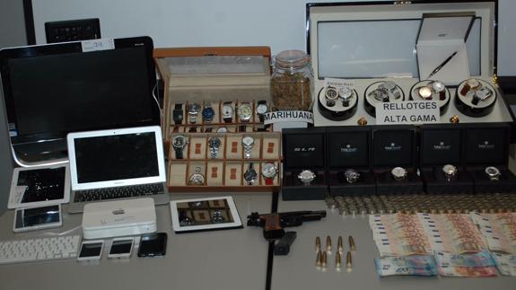 32 relojes de lujo, drogas, armas y munición incautados al padre de Nadia.
