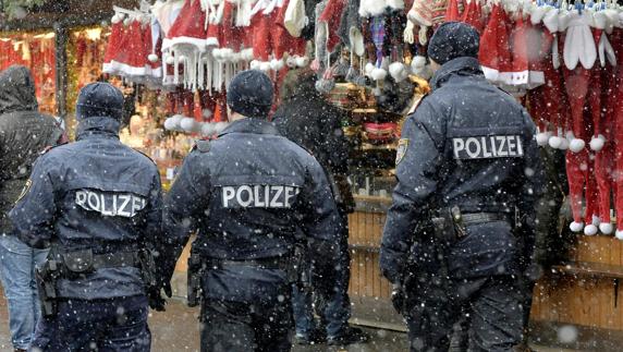 Unos policías patrullan en un mercadillo de Viena. 