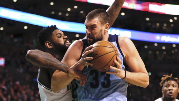 Marc Gasol disputa el balón con Amir Johnson, de los Celtics.