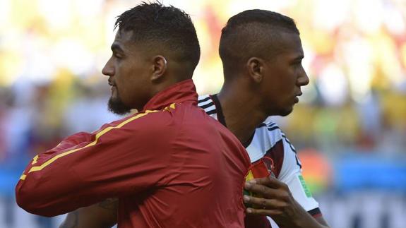 Dos hermanos Boateng se saludan antes de un partido. 