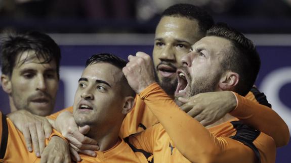 Antonio Luna celebra uno de los goles del partido. 