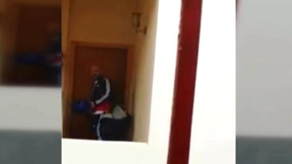 El Consejero de Seguridad de Melilla utiliza una radial para entrar en casa de su ex mujer