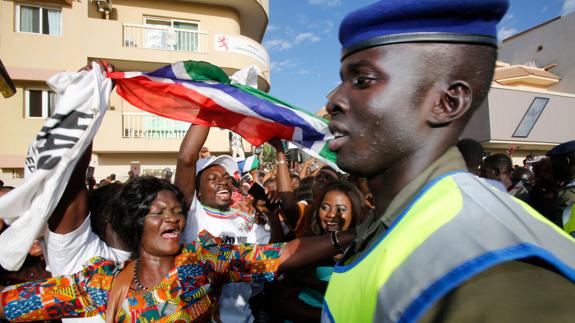 Seguidores del presidente electo de Gambia, Adama Barrow, reclaman el traspaso de poderes en el país.