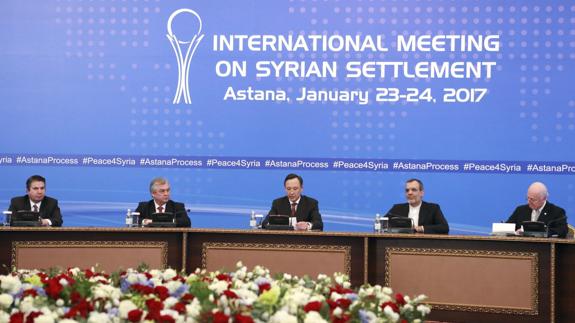 Representantes de Turquía, Rusia, Kazajistán, Irán y la ONU, durante las negociaciones.