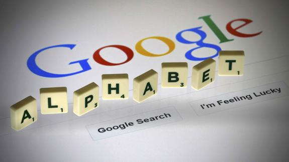 Logotipo de Google junto a la palabra Alphabet. 
