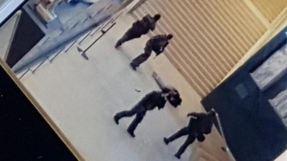 Captura realizada desde un móvil del momento donde el agresor cae abatido por la policía.