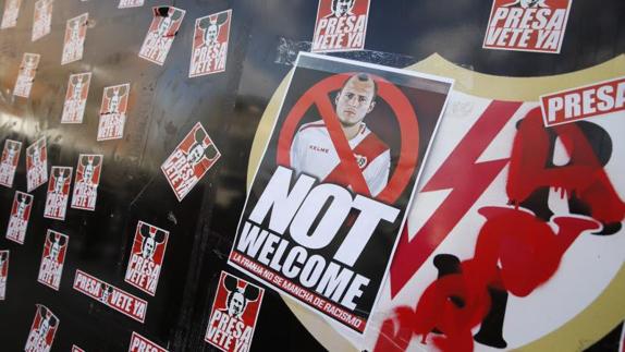 Carteles en Vallecas en contra de la llegada de Zozulya. 