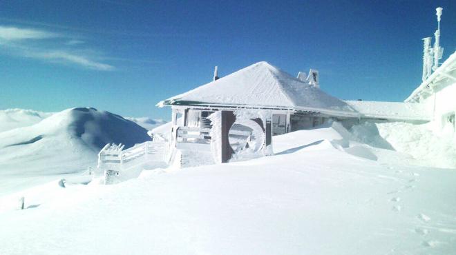 Las nevadas caídas debajan en la estación de La Molina una preciosa estampa en San Valentín