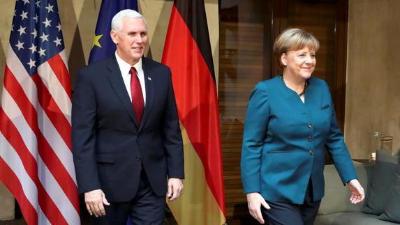 Angela Merkel y Mike Pence.