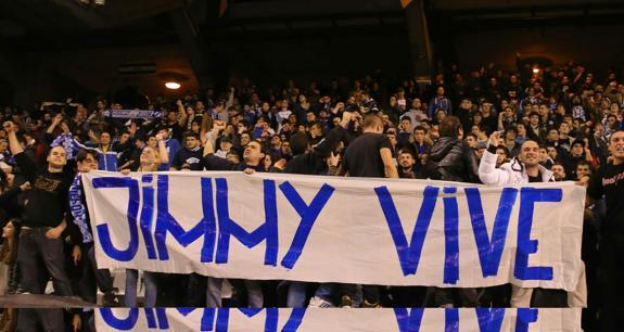 Los Riazor Blues despliegan una pancarta en Riazor en memoria de Jimmy. 