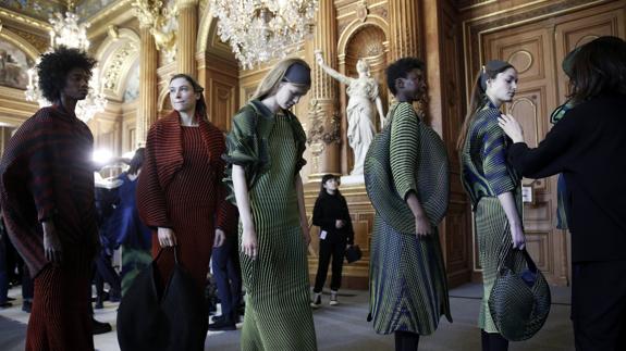 Modelos se preparan para desfilar durante la Semana de Moda de París.