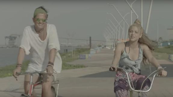 Shakira y Carlos Vives, en el videoclip de 'La bicicleta'. 