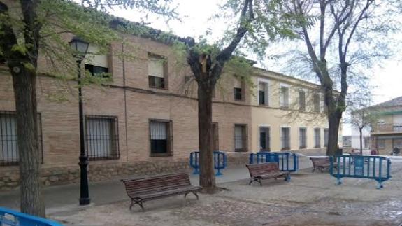 Piden responsabilidades por la muerte de una niña en Toledo al golpearle la rama de un árbol.