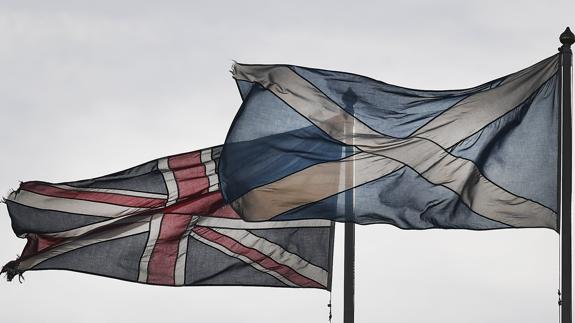 Vista de la bandera nacional del Reino Unido (i) y la bandera de Escocia. 