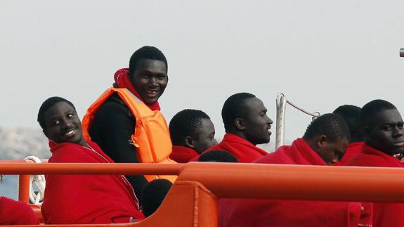 Inmigranes rescatados en la costa de Almería.