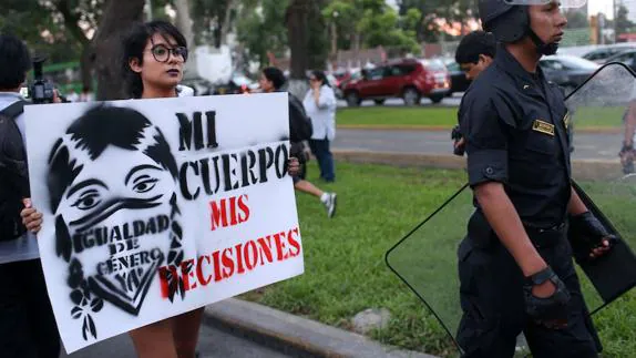 Una mujer sostiene un cartel durante una marcha con motivo del Día Internacional de la Mujer. 