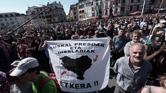 Bayona (Francia) escenifica el desarme parcial de ETA.