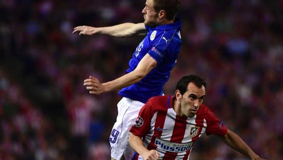 Diego Godín (d) con Jamie Vardy, del Leicester. 