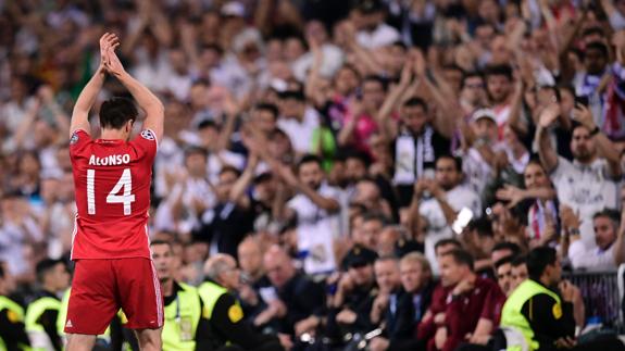 Xabi Alonso agradece la ovación del Bernabéu. 