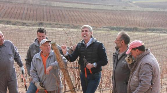 José Moro, presidente de las Bodegas Emilio Moro, junto a trabajadores de la bodega.