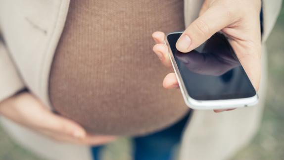 Usar mucho el móvil aumenta el riesgo de tener hijos hiperactivos.