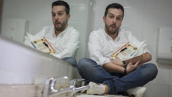 Héctor Castiñeira posa con su libro. 