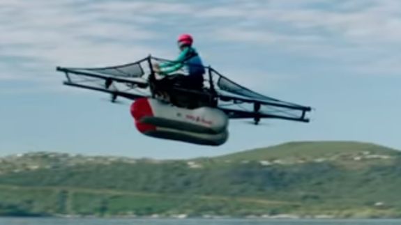 El dron acuático que vuela gracias a ocho hélices conectadas a una batería.