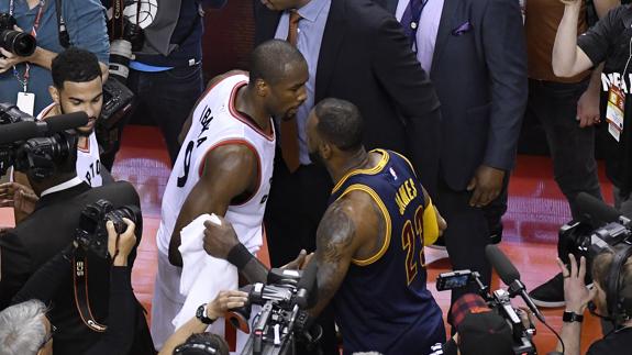 Serge Ibaka saluda a LeBron James tras el partido. 