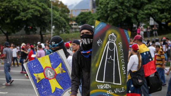 Opositores al gobierno de Venezuela participan en una manifestación en Caracas (Venezuela).