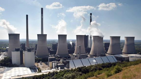 Torres de refrigeración de la central térmica alimentada por carbón.