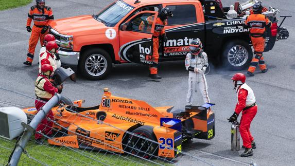 Fernando Alonso, tras la rotura del motor de su coche. 