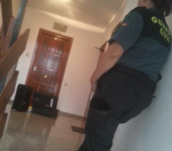 Una guardia civil junto a la vivienda de la víctima. 