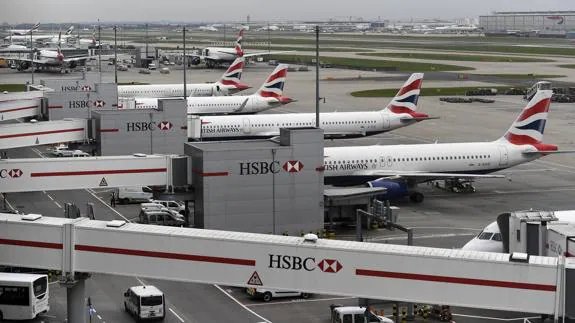 Aviones de British Airways en el aeropuerto londinense de Heathrow.