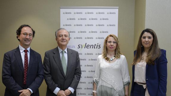 De izda a dcha. Dr. José M. Benítez del Castillo Sánchez, del Hospital Clínico San Carlos de Madrid; José M. Fernández, presidente de PharmaMar; Ángeles Buitrago, presidenta de la Asociación Española de Ojo Seco; Dra. Ana I. Jiménez, COO y directora de I+D de Sylentis.